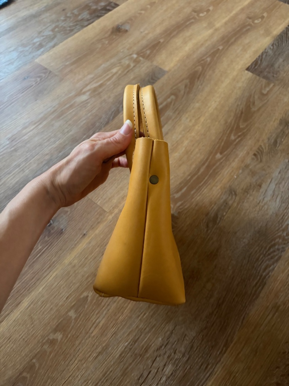 Portland Leather Raindrop Crossbody bag in Sunshine - Picture 4 of 4
